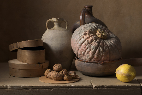 Nature morte avec boites, gourdes et potiron