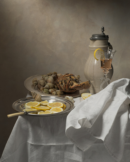 Nature morte de repas avec crabe et assiette de citrons