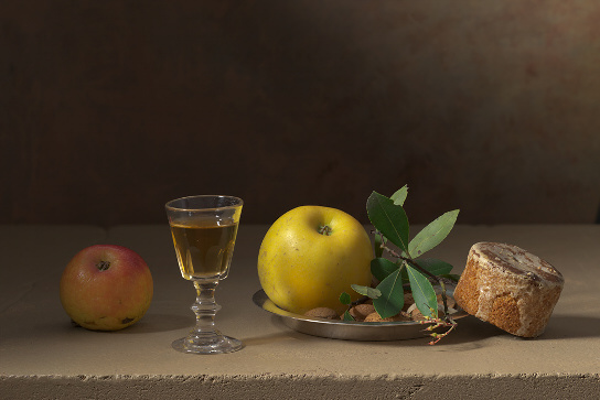 Nature morte avec 2 pommes et un gâteau