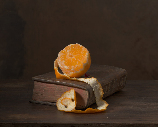 Nature morte avec une orange et un livre