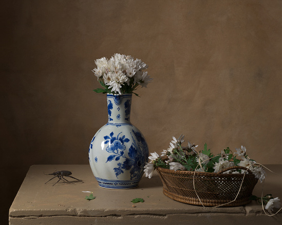 Nature morte avec vase de fleurs et insectes
